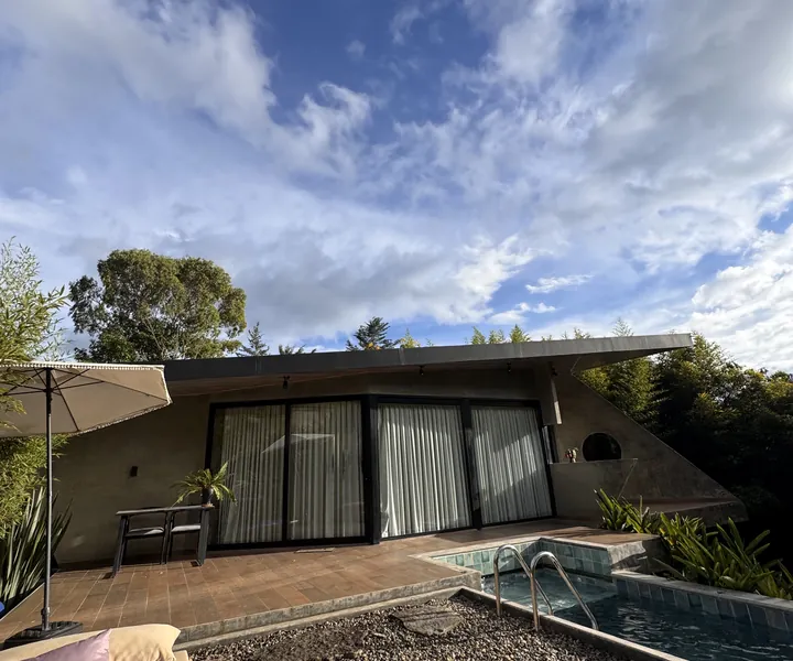 Tyzhy Ville bajo el cielo abierto, con su piscina climatizada privada