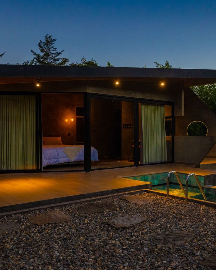 Tyzhy Ville al anochecer, con su piscina climatizada iluminada