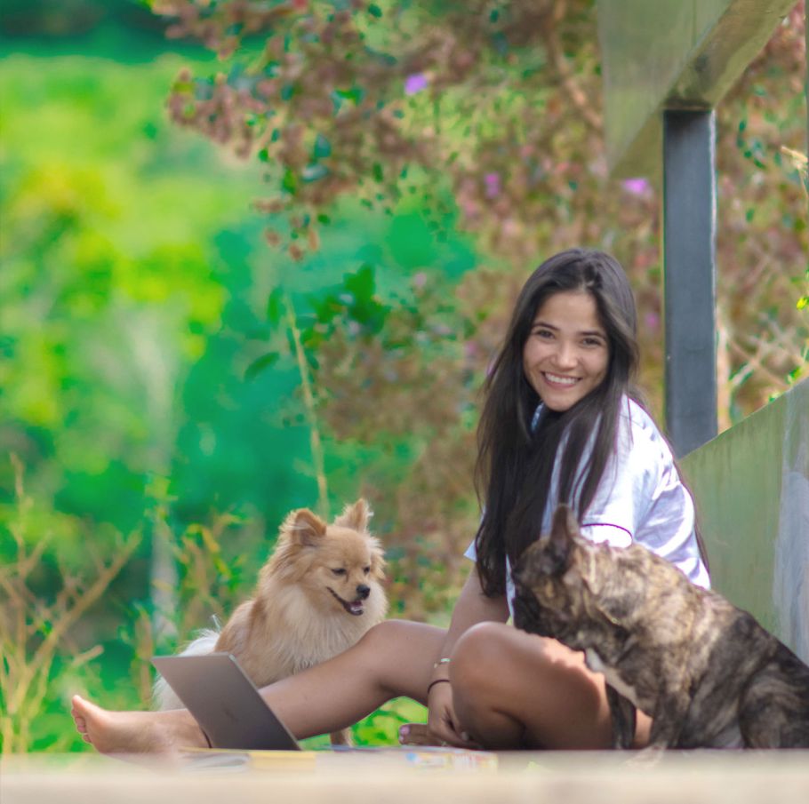 María Del Mar, CEO de AlmazewÁ, con sus perros en el bosque de Ubaque