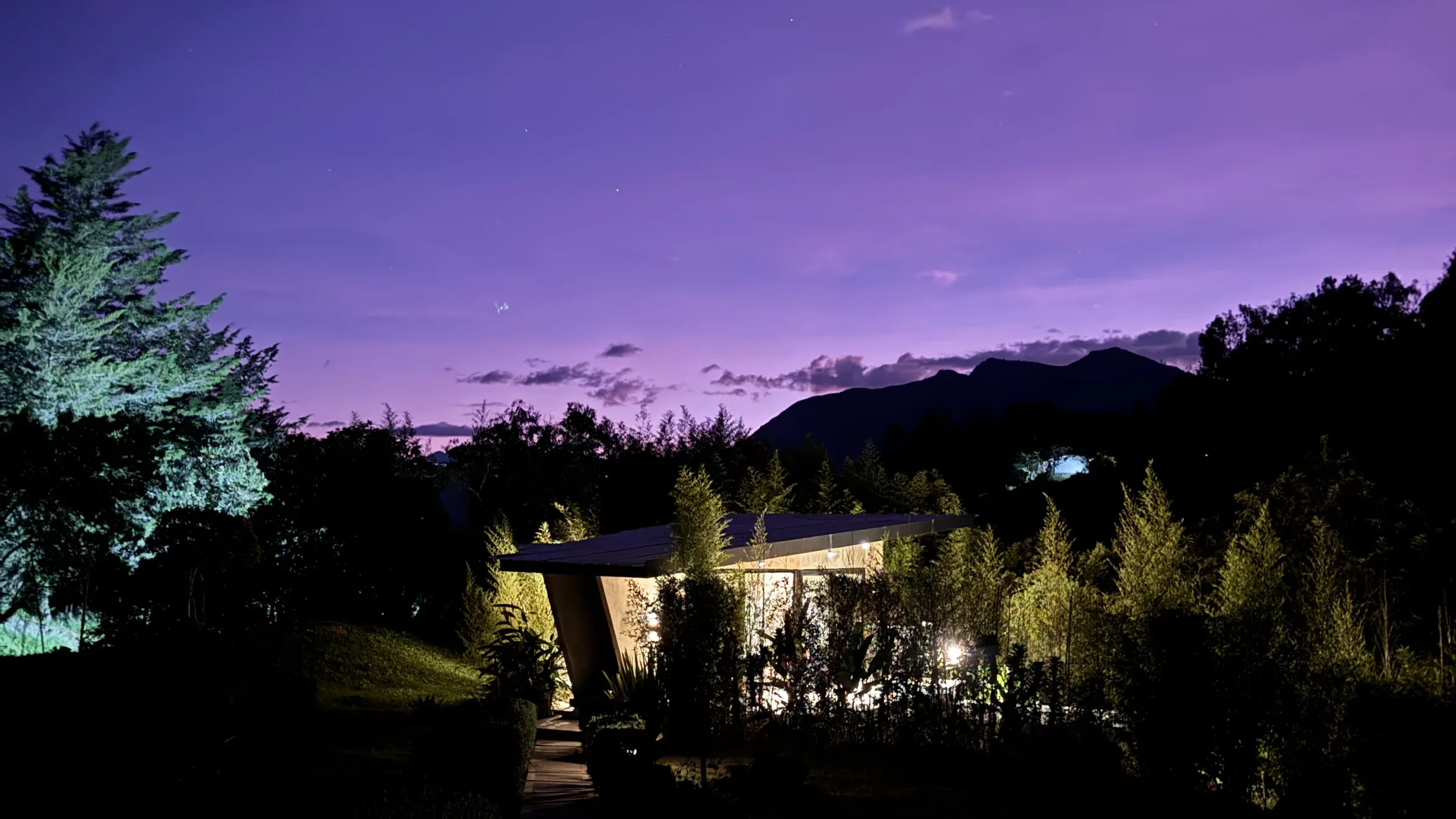 Villa de AlmazewÁ bajo el cielo violeta del atardecer, con las montañas de Ubaque al fondo
